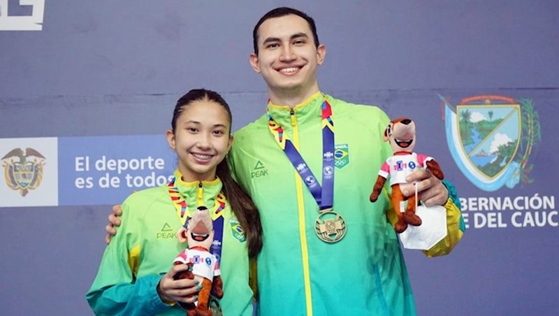 Rafinha Turrini e Giulia Takahashi com a medalha d