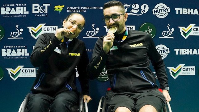 Joyce Oliveira e Fabio Silva com as suas medalhas 