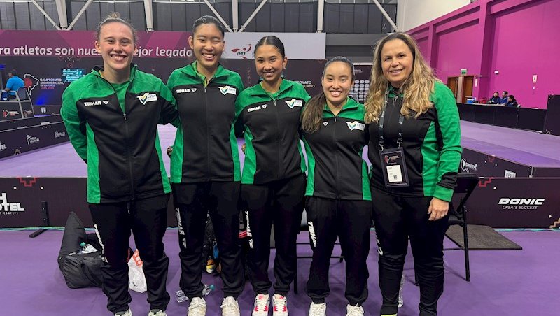 Daniela Bassi e as atletas do Feminino que estão n