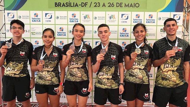 Atletas de Jacareí exibem medalhas após as conquis