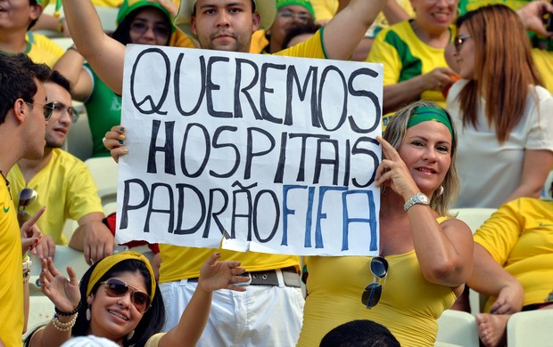 Cartaz protesto Brasil x México (Foto: AFP)