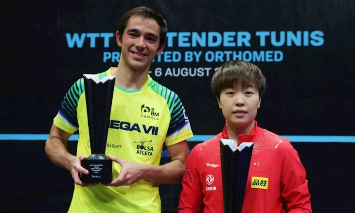 Hugo Calderano ao lado da campeã individual na Tun