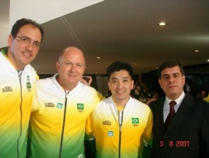 HUGO HOYAMA REPRESENTA ATLETAS EM SOLENIDADE