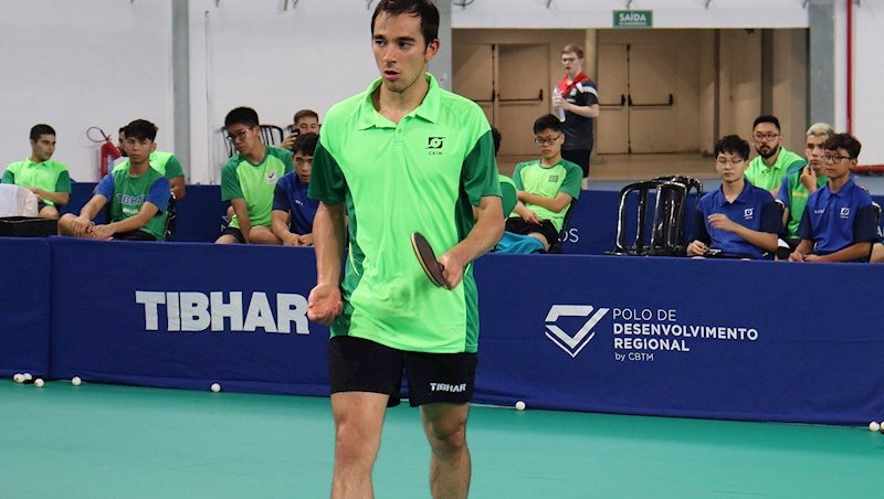 Hugo Calderano é observado no treinamento pelos jo