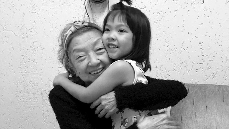 Regina Hoyama, ao lado da neta, Ariel. Foto: Acerv