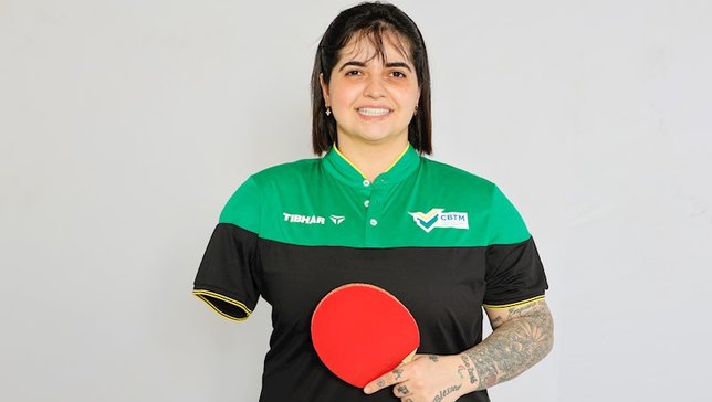 Bruna Alexandre rebate bolinha durante treino para