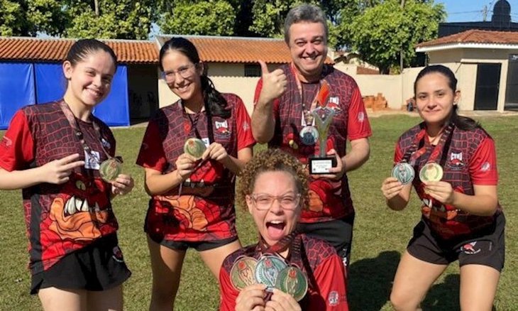 A equipe campeã dos Jogos da Juventude (Foto: Pref