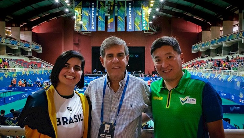 Bruna Alexandre, o presidente Alaor Azevedo e Hugo