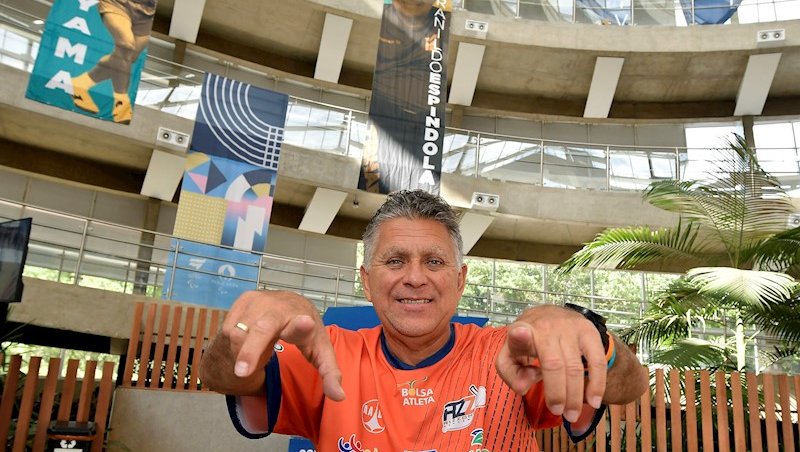 Iranildo Espíndola e o seu bandeirão. Foto: Dhavid
