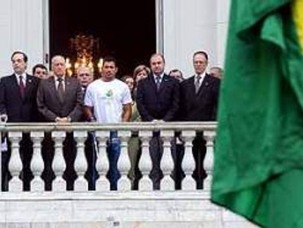 BANDEIRA OFICIAL DA CANDIDATURA DO RIO 2016 JÁ ESTÁ TREMULANDO