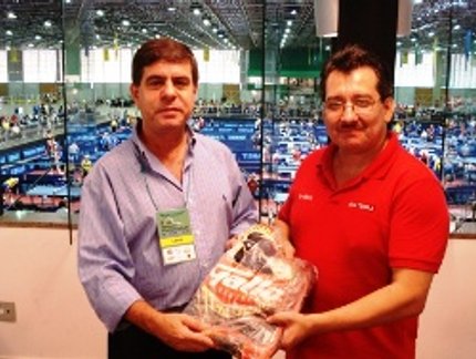 REPRESENTANTE DA GUATEMALA AJUDA OS AMIGOS