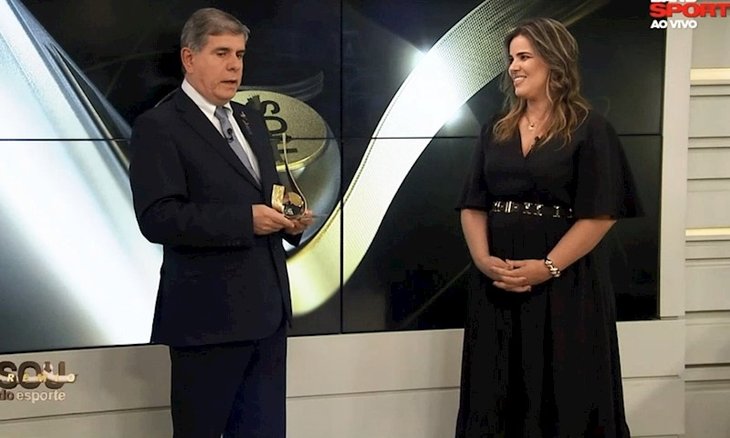 Alaor Azevedo, presidente da CBTM, na entrega do P