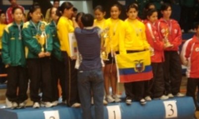 PÓDIO INFANTIL FEMININO SUL AMERICANO