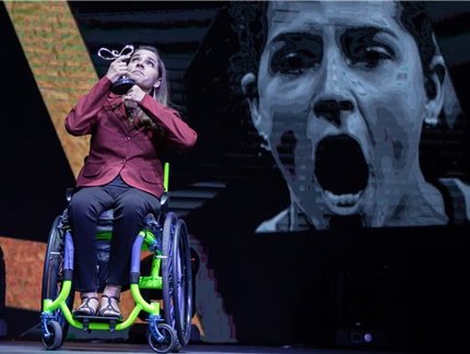 Cátia Oliveira recebe o Prêmio Paralímpicos como melhor atleta do tênis de mesa em 2018