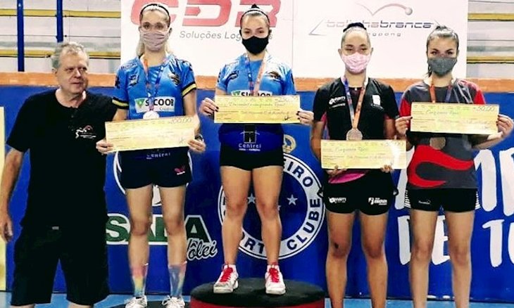 Pódio da categoria Absoluto A feminino. Foto: Divu