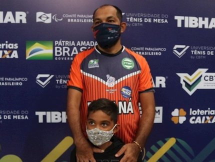 Acompanhado do filho, João Nascimento conquista o título da Classe 8: “É meu amuleto da sorte”