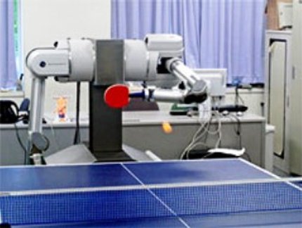 UNIVERSIDADE NO JAPÃO FAZ ROBÔ JOGAR TÊNIS DE MESA