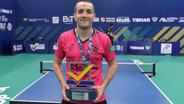 Allan Sarmento com seu troféu do Absoluto A do TMB