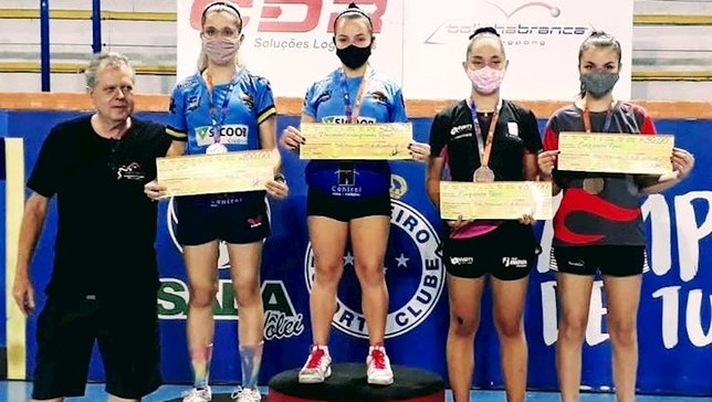 Pódio da categoria Absoluto A feminino. Foto: Divu