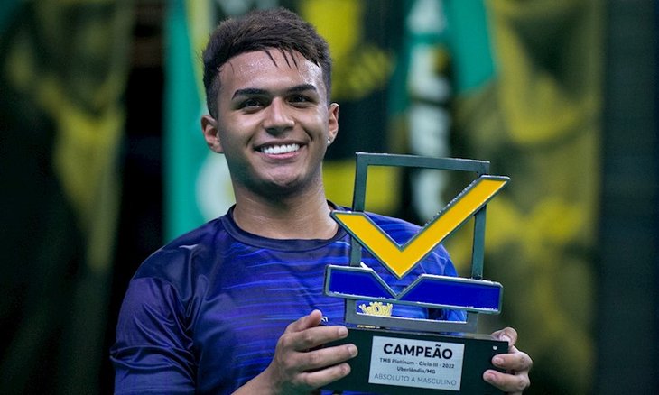 Diogo Silva bateu Eric Mancini na decisão por 3 se