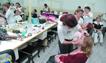 SENHORAS PARTICIPAM DE CONCURSO DE BELEZA