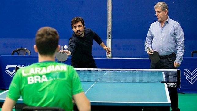 Thiago Fróes (de preto) e Alaor Azevedo (azul) bat