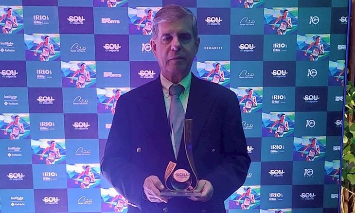 Alaor Azevedo exibe mais um troféu conquistado pel