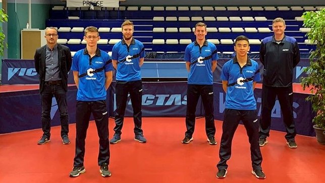 Equipe de Vitor Ishiy (fila da frente à direita) l