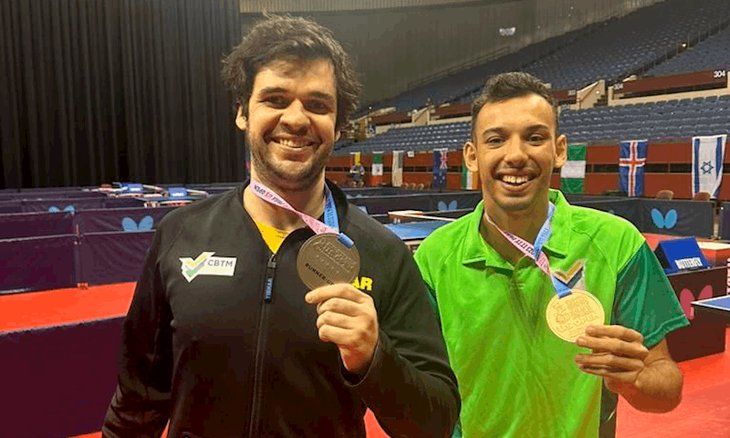 Israel e Matheus posam com as medalhas no Texas - 