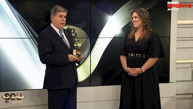 Alaor Azevedo recebe o Prêmio das mãos da presiden