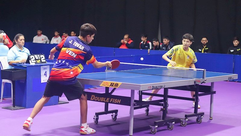 Vitor Iwamoto enfrentando atleta da Venezuela na f