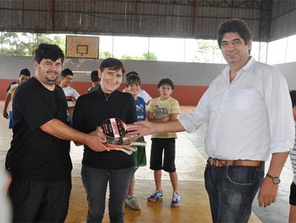 Prefeito Jacaré entrega raquetes de Tênis de Mesa para alunos da Pindorama