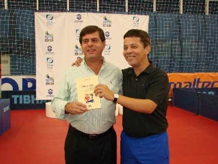 PRESIDENTE DA CBTM RECEBE LIVRO SOBRE O TÊNIS DE MESA NO PARÁ