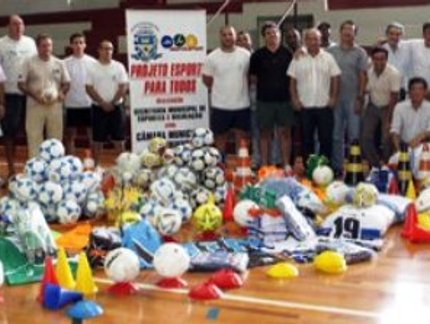 PREFEITURA CONTEMPLA 3,5 MIL ALUNOS COM KIT DE MATERIAL ESPORTIVO