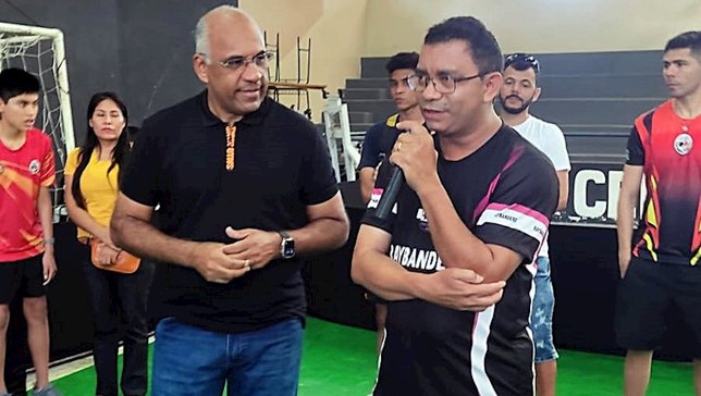 O prefeito de Goiânia, Rogério Cruz, ao lado do pr