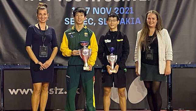 Leonardo Iizuka (de preto) com a taça de vice-camp