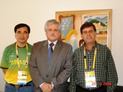 PRESIDENTE ALAOR E TÉCNICO WEI SE ENCONTRAM COM EMBAIXADOR NA CHINA