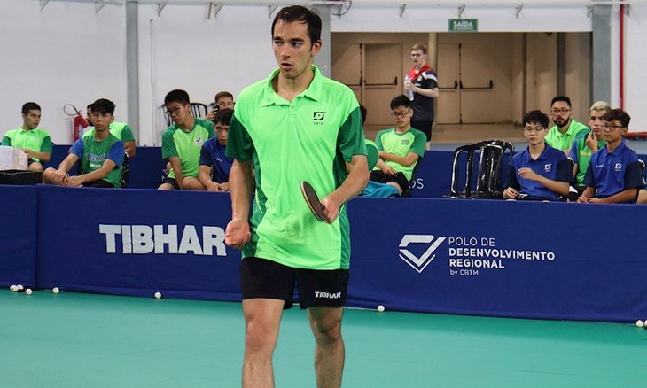 Hugo Calderano é observado no treinamento pelos jo