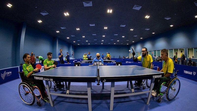 Iranildo Espindola e Guilherme Costa (amarelo) ven