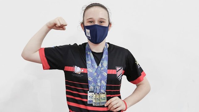 Victória Strassburger e sua coleção de medalhas. F