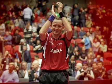 LÁ FORA: Jean-Michel Saive bate lenda sueca e leva o ITTF Legends