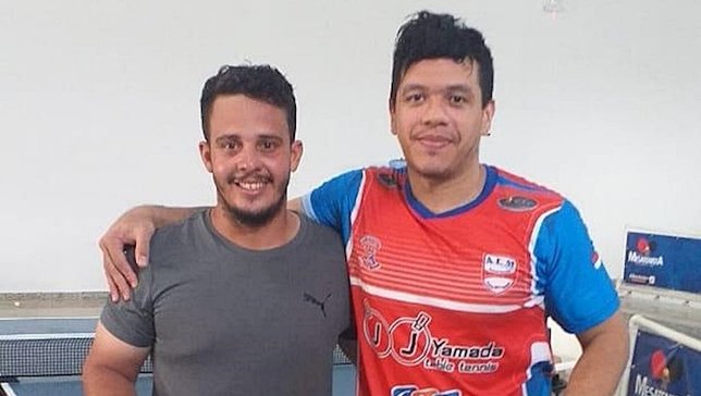 Claudio Rodrigues (esquerda, de cinza), morreu no 