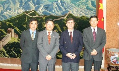 PRESIDENTE FAZ REUNIÃO NA EMBAIXADA DA CHINA