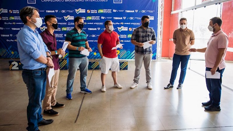 O diretor da CBTM, Geraldo Campestrini, recebe os 