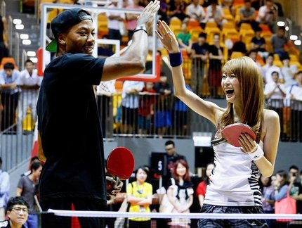 Astro da NBA e atriz internacional jogam Tênis de Mesa em Hong Kong