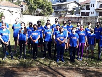 Crecerto e Associação de Tênis de Mesa de Concórdia doam alimentos para lanche de atletas mirins