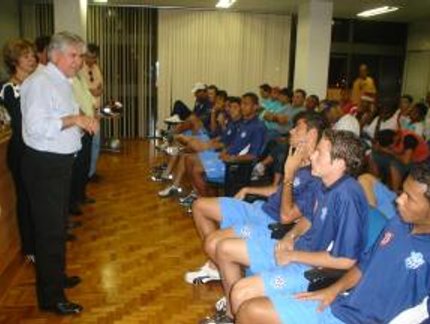 PREFEITO DE MARILIA RECEBE ATLETAS EM SEU GABINETE
