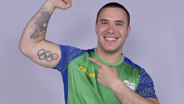 Adepto das tatuagens, Paulo Salmin vai a seu quart