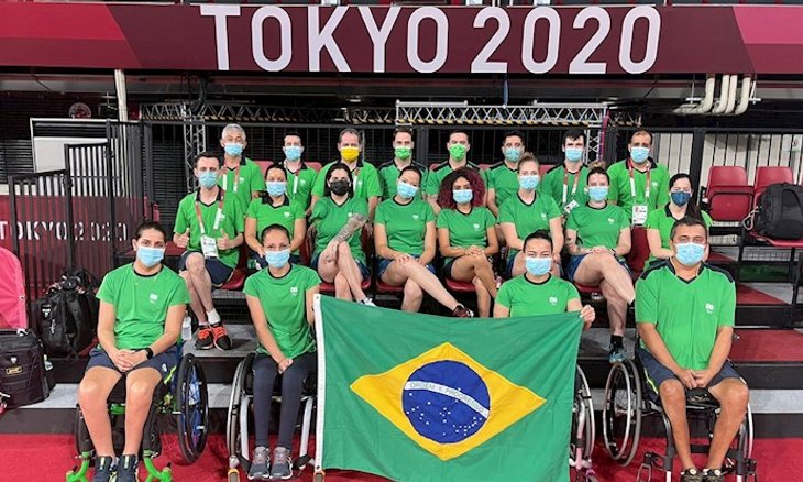 Equipe brasileira reunida no Ginásio Metropolitano