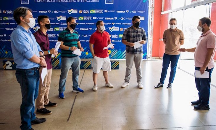O diretor da CBTM, Geraldo Campestrini, recebe os